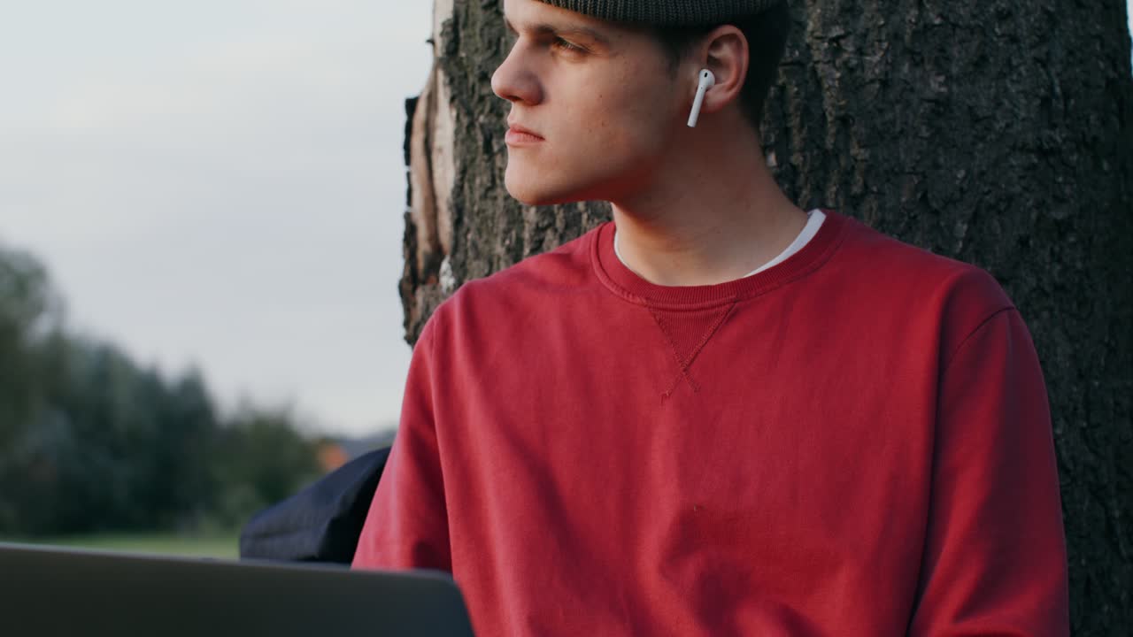 joven trabajando en un parque