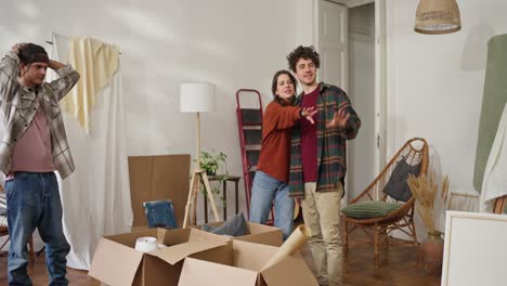 friends moving into a new home