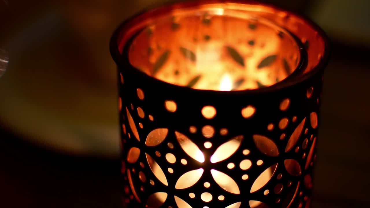 불타는 불과 함께 램프. 만적이거나 슬픈 분위기