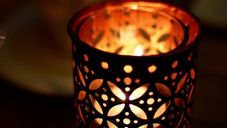 lámpara con una vela encendida. estado de ánimo romántico o triste