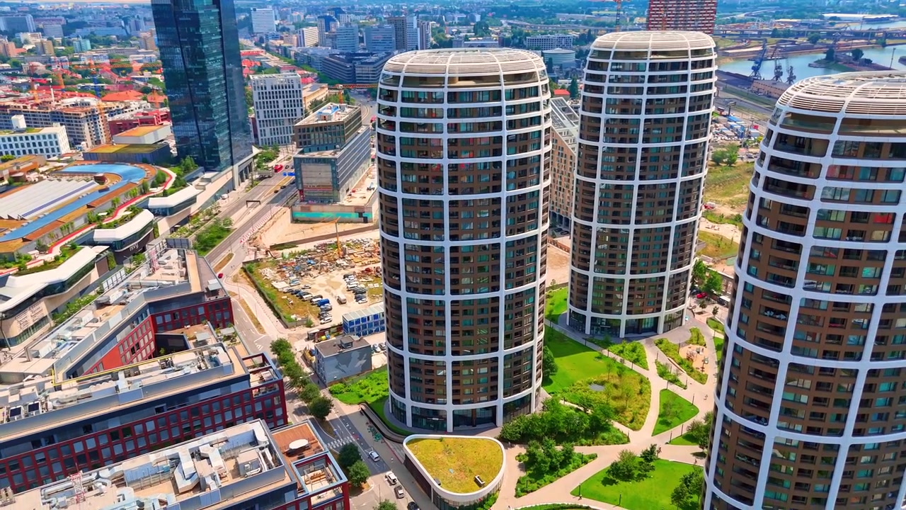 Bratislava, Slovacchia, 2 giugno 2026: Vista aerea di torri residenziali a Sky Park, Bratislava, Slovacchia. Posizione bassa del drone che inquadra un edificio ellittico principale contro isolati urbani distanti