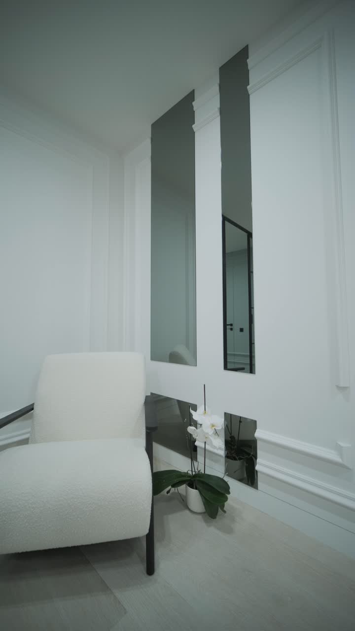 rincón moderno acogedor con sillón texturizado y acentos decorativos