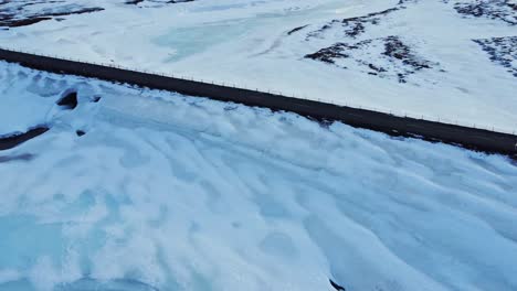 Nieve-Y-Hielo-En-Suelo-Volcánico