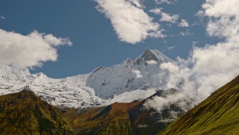 grandes montañas nevadas en nepal, montañas del himalaya paisaje en la nieve con grandes cimas de montañas nevadas y paisaje de cumbre, terreno de alta altitud y montaña de cola de pez, senderismo en el circuito de annapurna