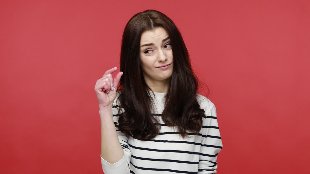 mujer mostrando tamaño pequeño con sus dedos, escéptico sobre el tamaño de centímetro pulgada, escala de medición.