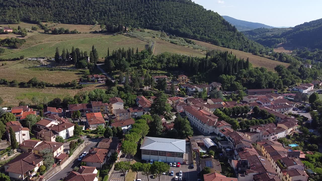 vista aérea ascendente de molin del piano, ciudad antigua cerca del valle del río arno