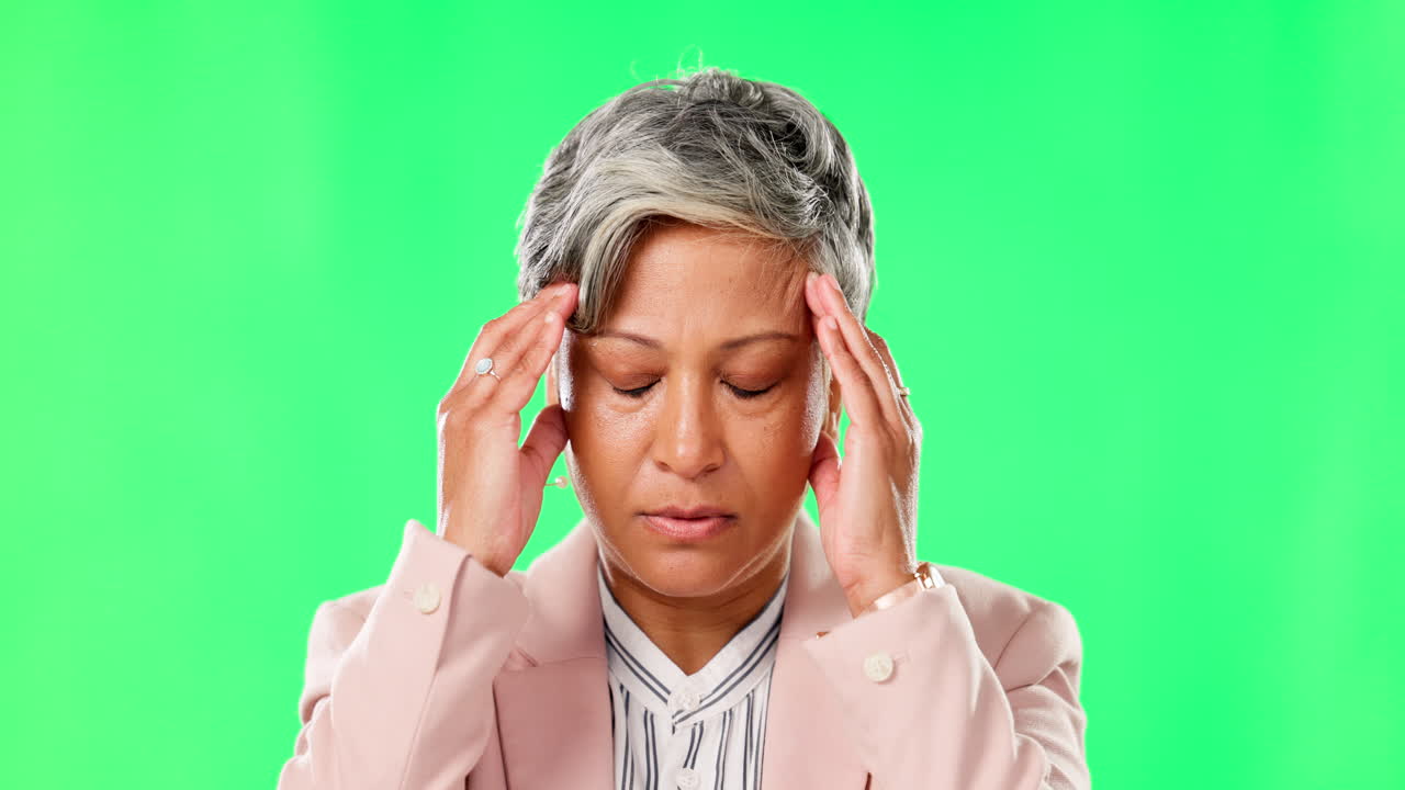 senior, mujer de negocios y dolor de cabeza