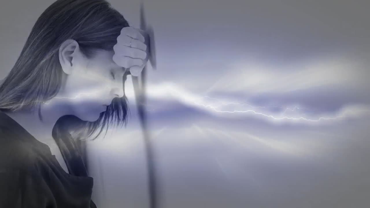 mujer deprimida apoyando la cabeza en la pared 4k