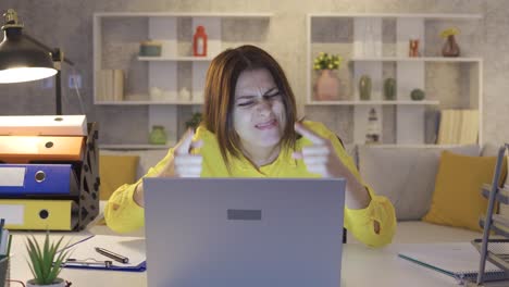 feliz y motivada joven empresaria mujer de negocios trabajando en casa en la computadora portátil y completando su trabajo.