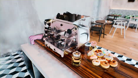 primer plano de las máquinas de café que funcionan automáticamente
