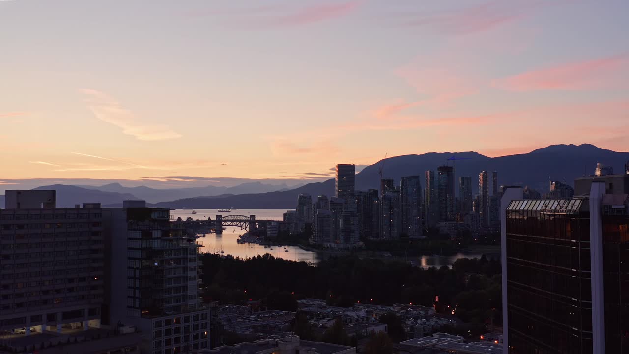 Plano Final Aéreo Deslumbrante de Drone do Pôr do Sol no Centro de Vancouver, Colúmbia Britânica, Canadá