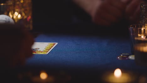 Nahaufnahme-Einer-Frau,-Die-Einem-Mann-Am-Kerzenbeleuchteten-Tisch-Tarotkarten-Vorliest-6