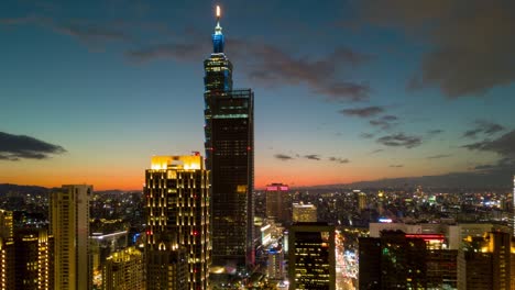 puesta de sol noche iluminada torre de taipei centro de la ciudad panorama aéreo 4k timelapse taiwán