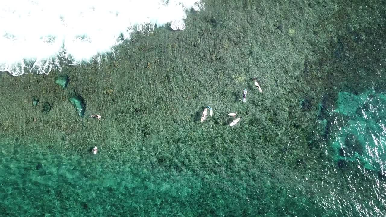 시아르가오 섬 에서 서핑 을 배우는 초보자 들 의 새 눈 으로 찍은 사진