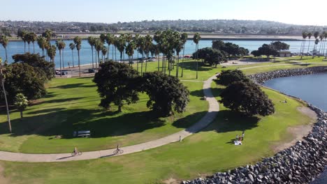 Antenne-Von-Menschen,-Die-Fahrrad-Am-Mission-Point-Park-San-Diego-Kalifornien-Fahren?