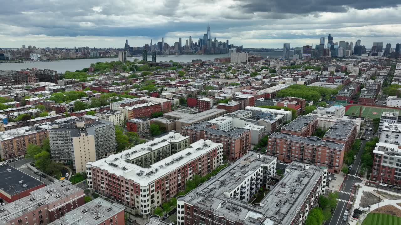 저지 시티, 금융 지구, 맨해튼 하부, 허드슨 강의 전망과 함께 미드타운으로  ⁇