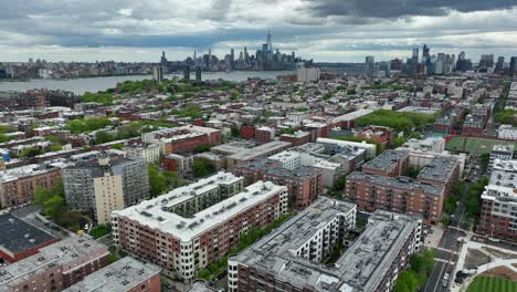 Jersey-City,-Financial-District,-Lower-Manhattan,-pan-to-Midtown-with-view-of-Hudson-River