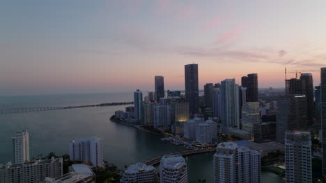 Adelante-Vuelan-Por-Encima-De-Los-Edificios-De-Apartamentos-En-El-Paseo-Marítimo.-Grupo-De-Casas-Residenciales-Altas-Contra-El-Cielo-Crepuscular-Rosa.-Miami,-Estados-Unidos