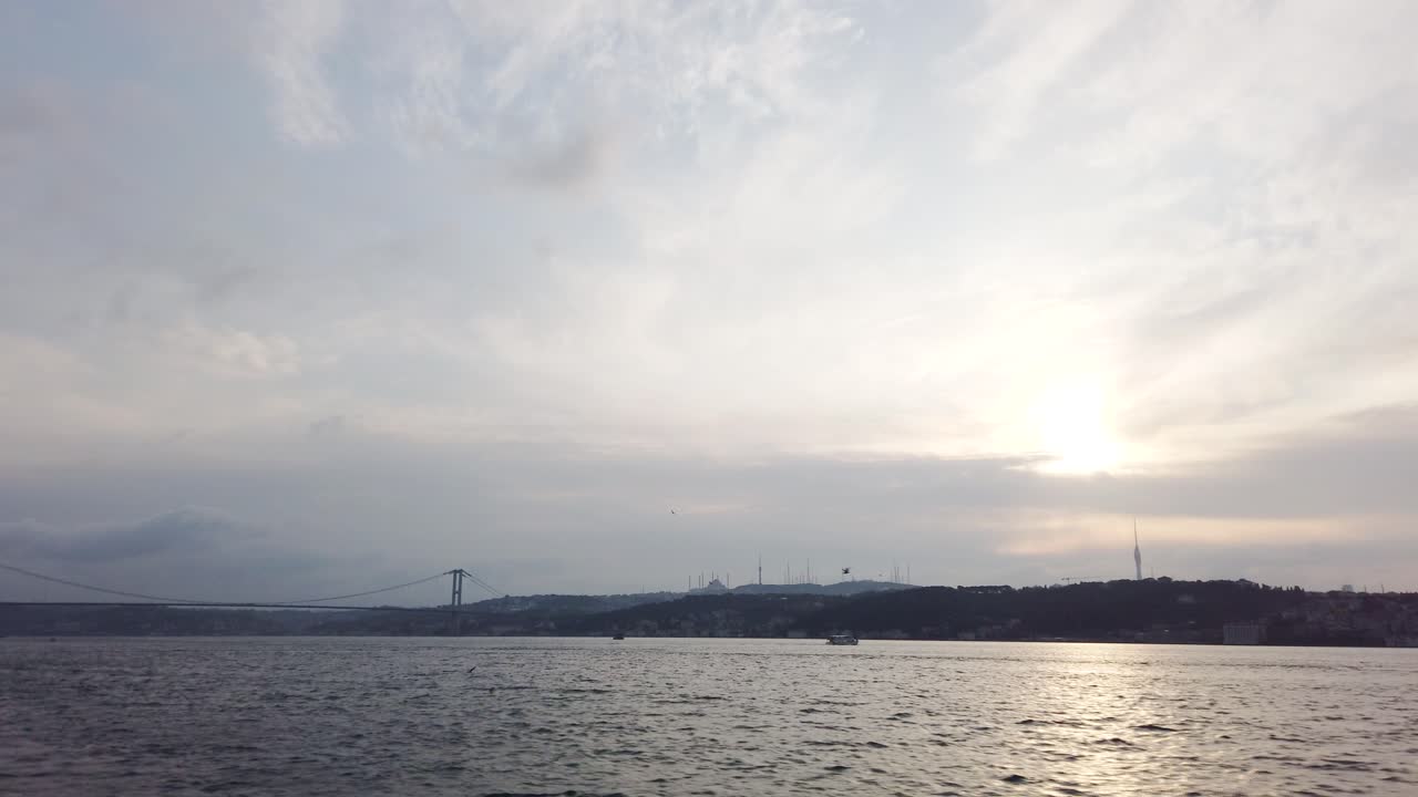 터키 이스탄불에서 보스포루스 항해를 하는 관광객들