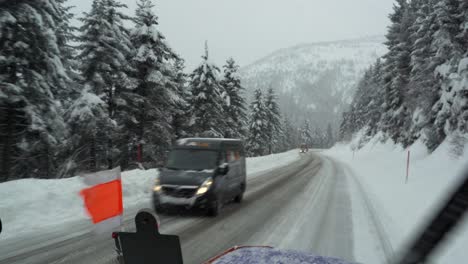 Autos-Auf-Verschneiter-Bergstraße