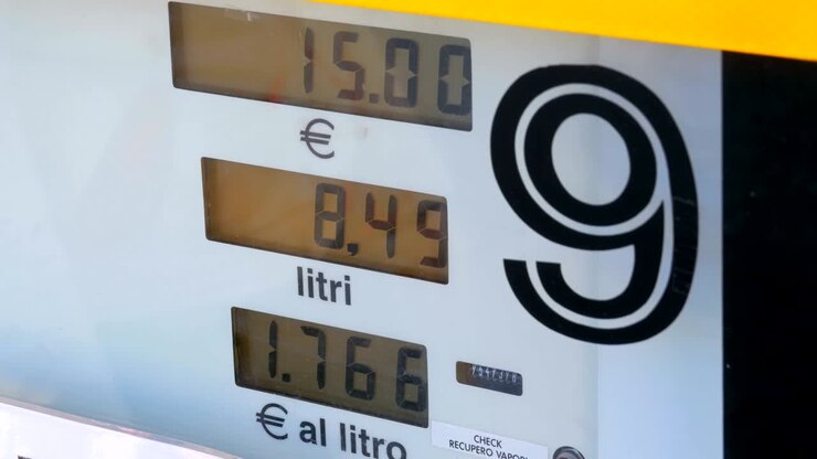 Tankstationsdisk. Benzinpriser stiger for forbrugere ved pumperne.