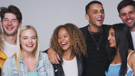 Foto-De-Estudio-Grupal-De-Jóvenes-Amigos-Multiculturales-Sonriendo-Y-Riéndose-De-La-Cámara-En-Cámara-Lenta