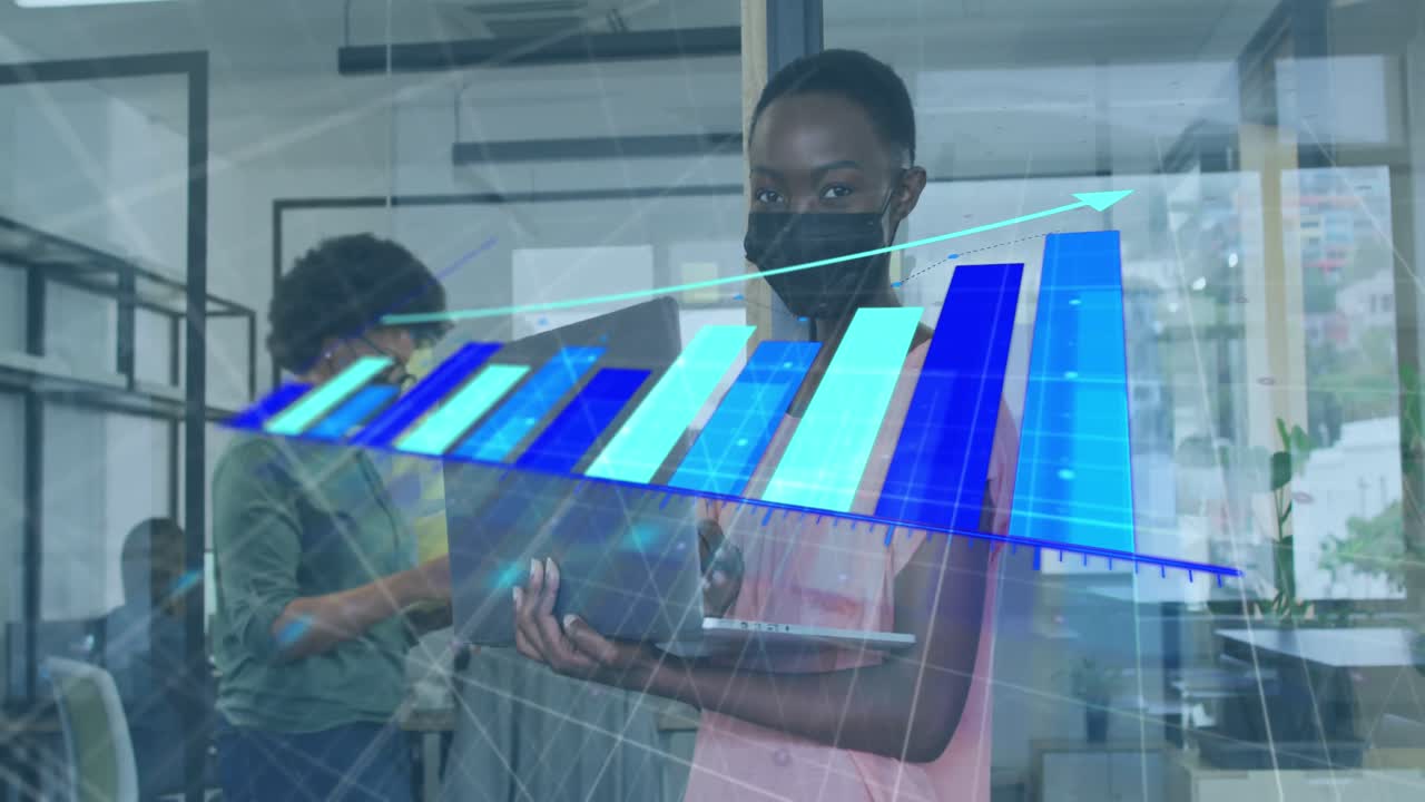 animación del procesamiento de datos de una mujer afroamericana que usa una máscara facial con una computadora portátil en la oficina.