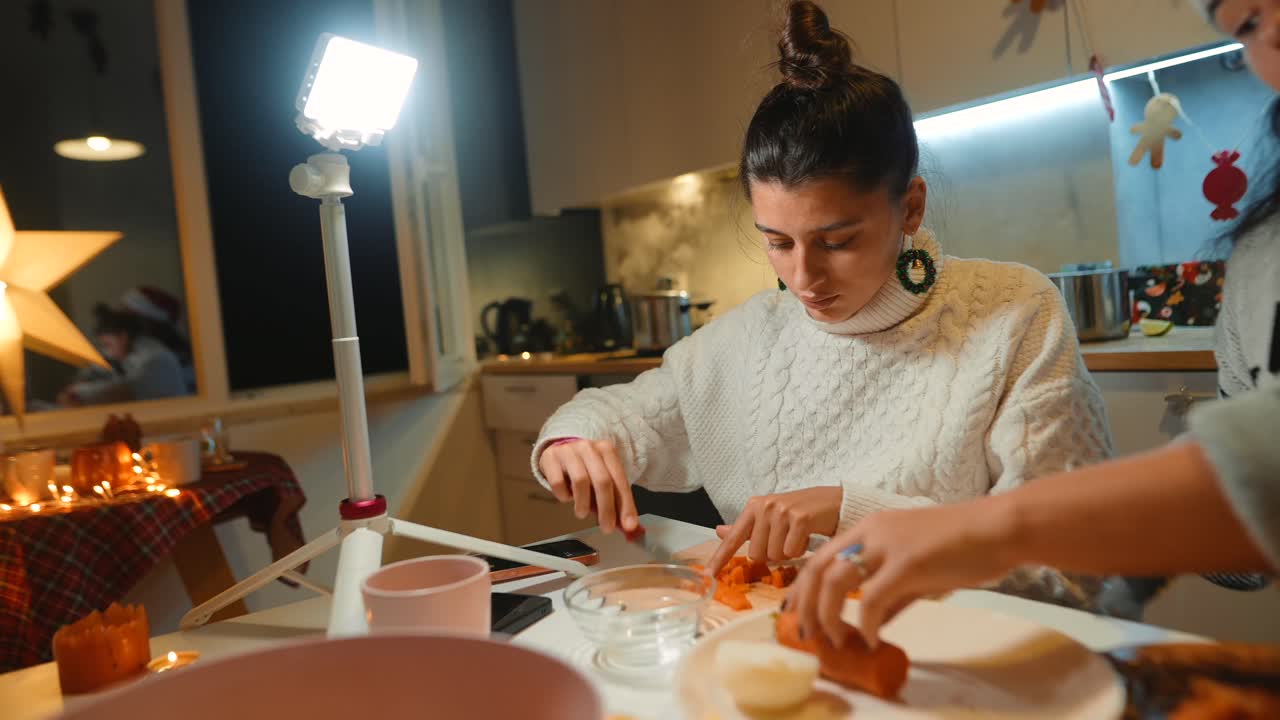 mujer preparando comida en la cocina