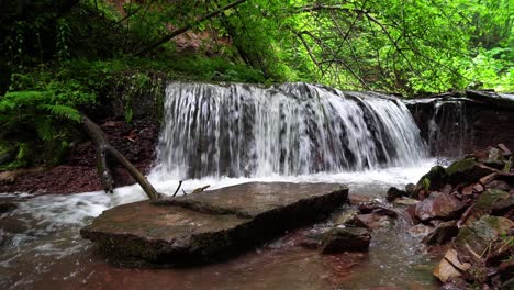 cascada en las montañas bosque cayendo a la rota