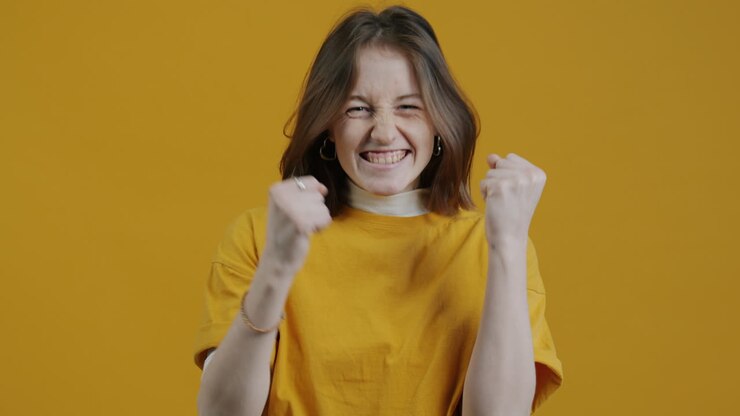 Donna che esprime gioia ed eccitazione