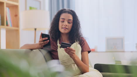 mujer comprando en línea usando teléfono móvil y tarjeta de crédito en casa