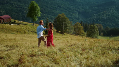 pareja romántica caminando por las montañas naturaleza al aire libre. familia feliz disfrutando de los viajes de verano