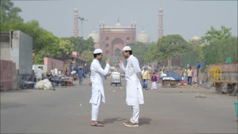 Dos-Felices-Hombres-Musulmanes-Indios-Saludándose-De-Adab