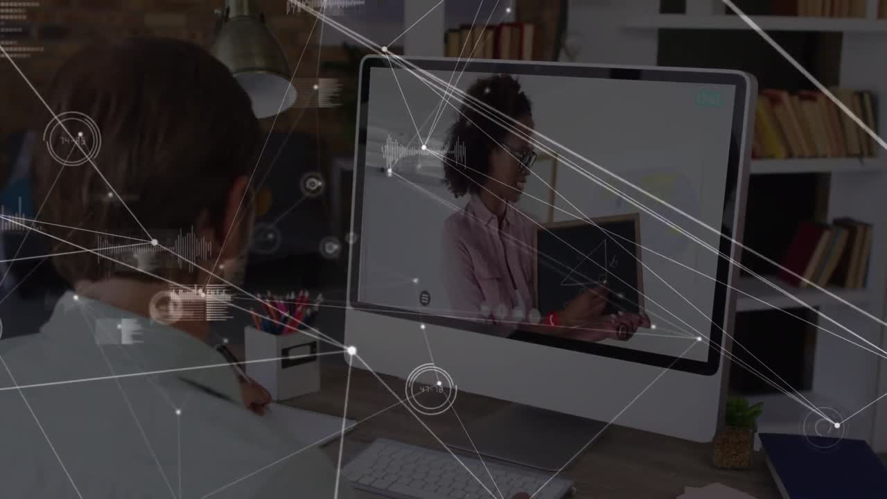 animación de redes de conexiones sobre empresario caucásico usando computadora para videollamada