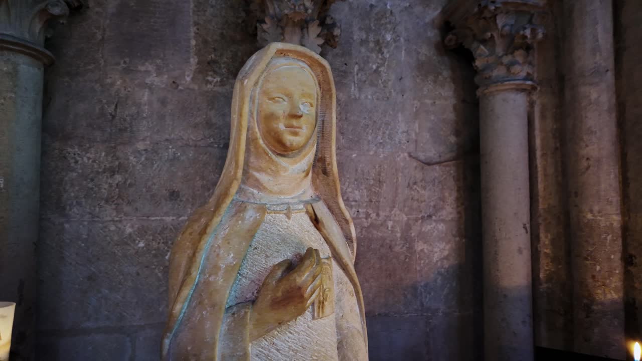 Dettagli di una statua interna nella Cattedrale Gotica di San Giuliano, Le Mans, in Francia