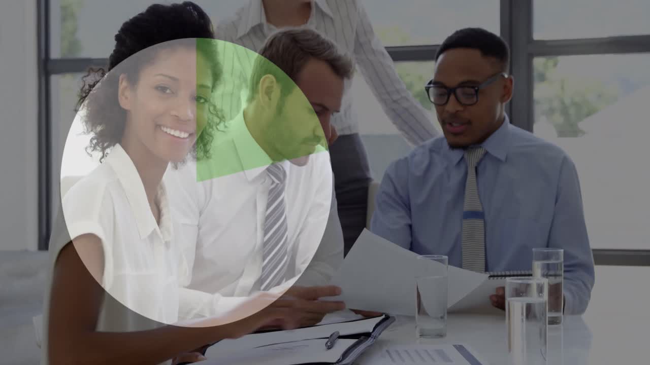 animación de carga de gráfico de pastel sobre diversos compañeros de trabajo compartiendo ideas y la mujer mostrando los pulgares hacia arriba.