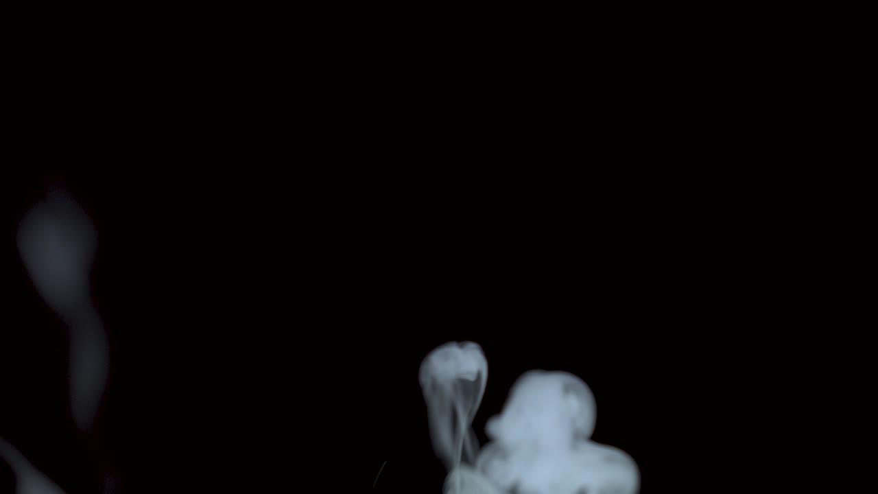 지상에서 어나오는 무서운 연기, 작은 파란색, 사용을 위한 스크린 모드, 할로윈 행사, 무서운, 유령.