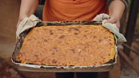 mujer mostrando a la cámara la sopa paraguaya, lista para comer