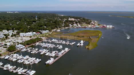 Alta-Antena-Sobre-Southport-Nc,-Carolina-Del-Norte-A-Lo-Largo-Del-Río-Cape-Fear