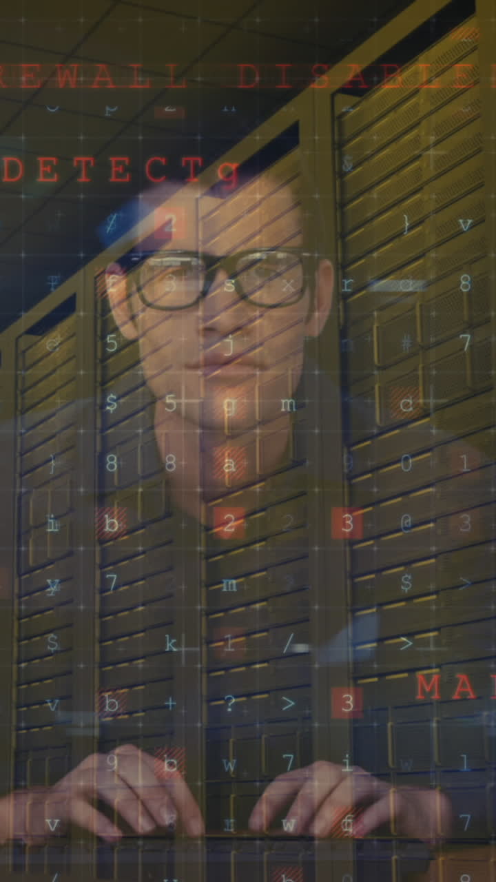 animación de advertencia de ataque cibernético y procesamiento de datos a través de hackers masculinos y servidores informáticos