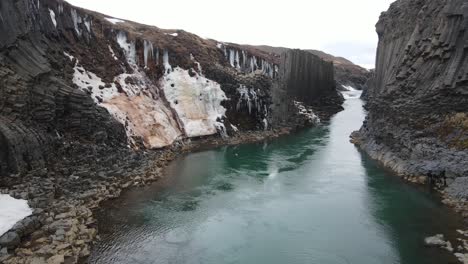 Islandia-Studlagil-Columnas-De-Basalto-Por-Drone