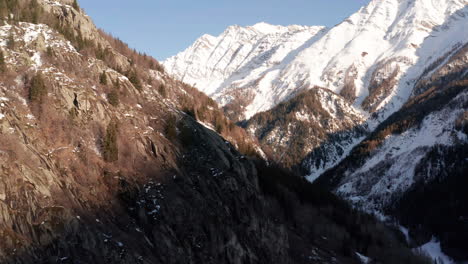 Luftaufnahme-Eines-Felsigen-Berghangs-In-Einer-Wunderschönen-Schneebedeckten-Landschaft