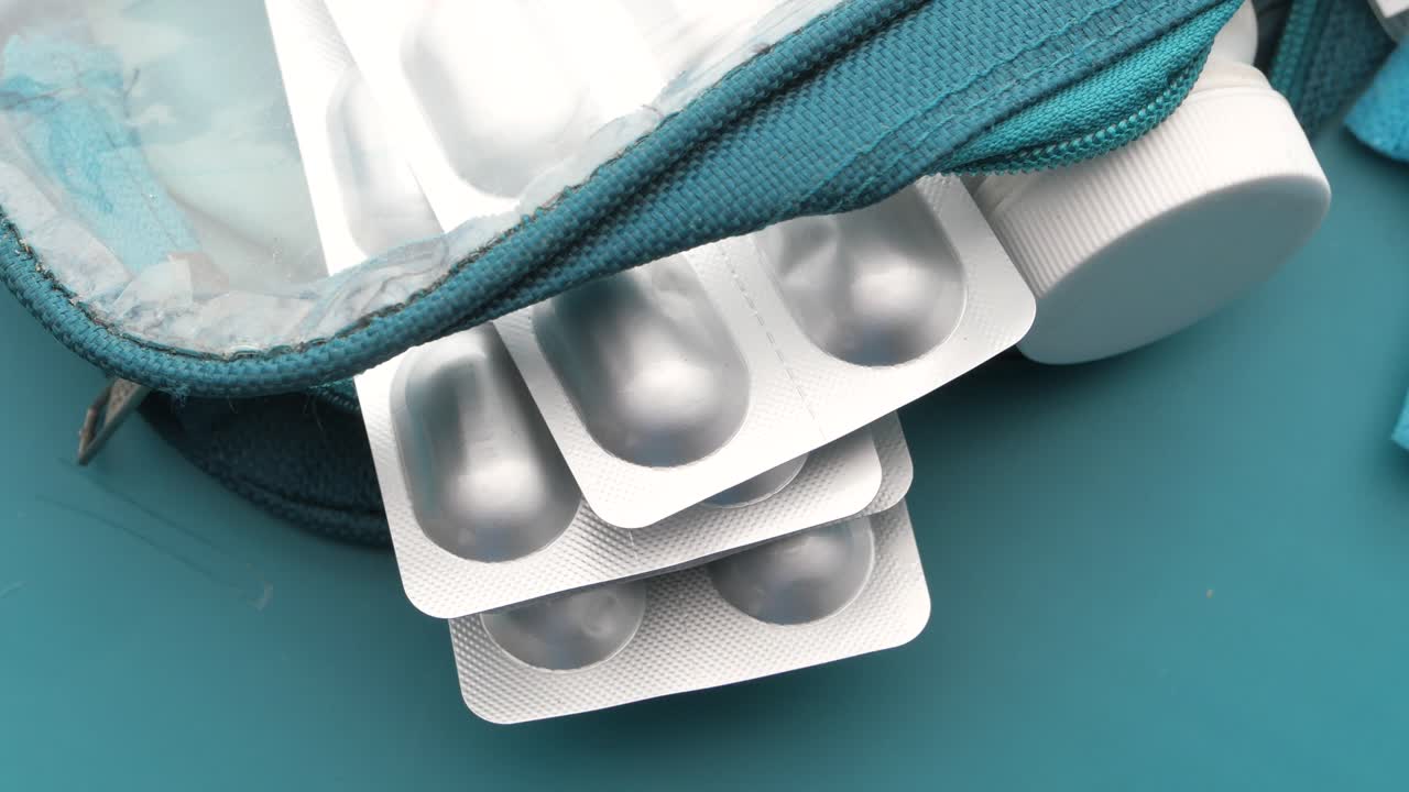 약물과 온도계가 있는 응급 치료 상자