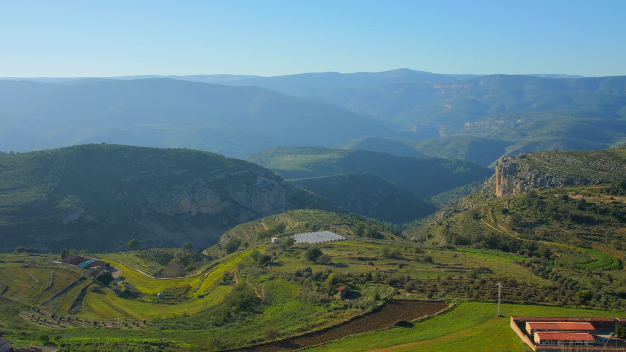 vista de los campos agrícolas desde una altitud de 1000 m sobre el terreno montañoso en la provincia de castellon en españa