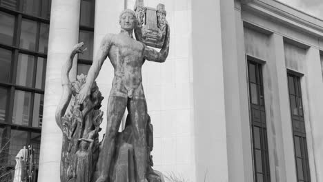 Monocromo-De-Estatua-De-Bronce-De-Apollon-Musagete-Dentro-De-Jardins-Du-Trocadero-En-París,-Francia