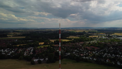 Vuelo-Alrededor-De-Una-Antena-Al-Lado-De-Un-Pueblo