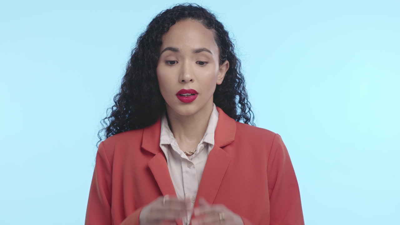 mujer de negocios, estudio y nerviosa con ansiedad