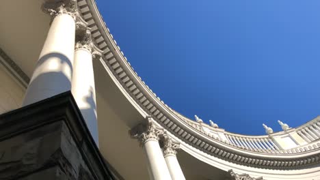 cielo azul en un hermoso fondo de arquitectura