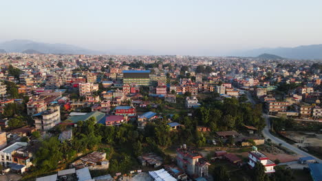 vista panorámica de la densa ciudad de pokhara en nepal - toma de avión no tripulado