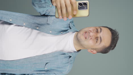 vídeo vertical de un hombre haciendo una videollamada por teléfono.